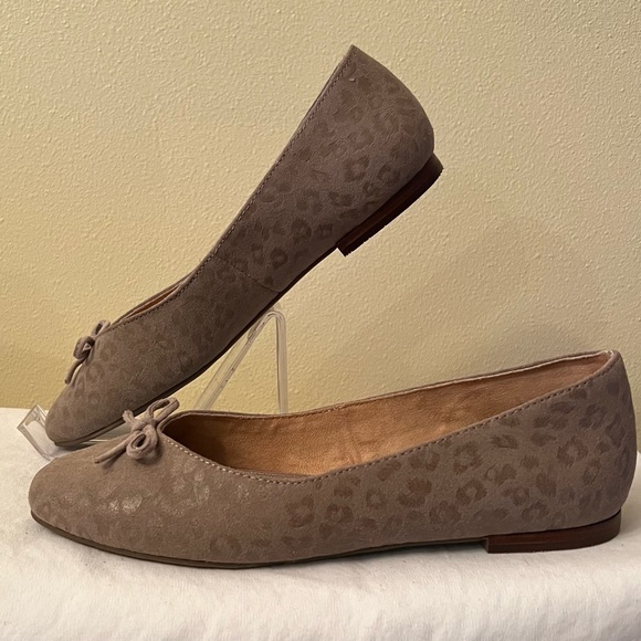 Me Too Skylar Suede Ballet Beige Flats, Size 10, Very Good Condition - Picture 2 of 9